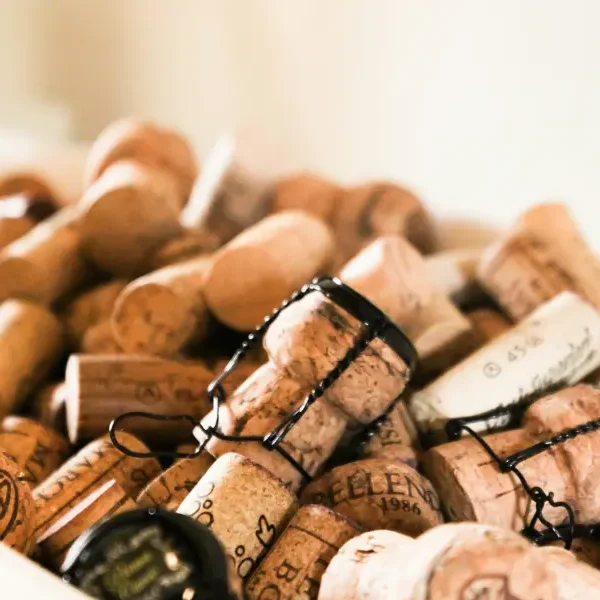 Tas de bouchons de champagne