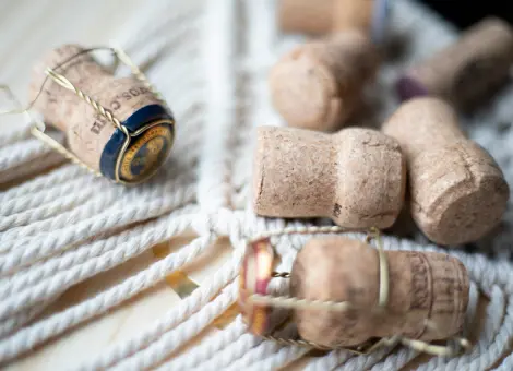 Bouchons de champagne sur décoration en tissu blanc